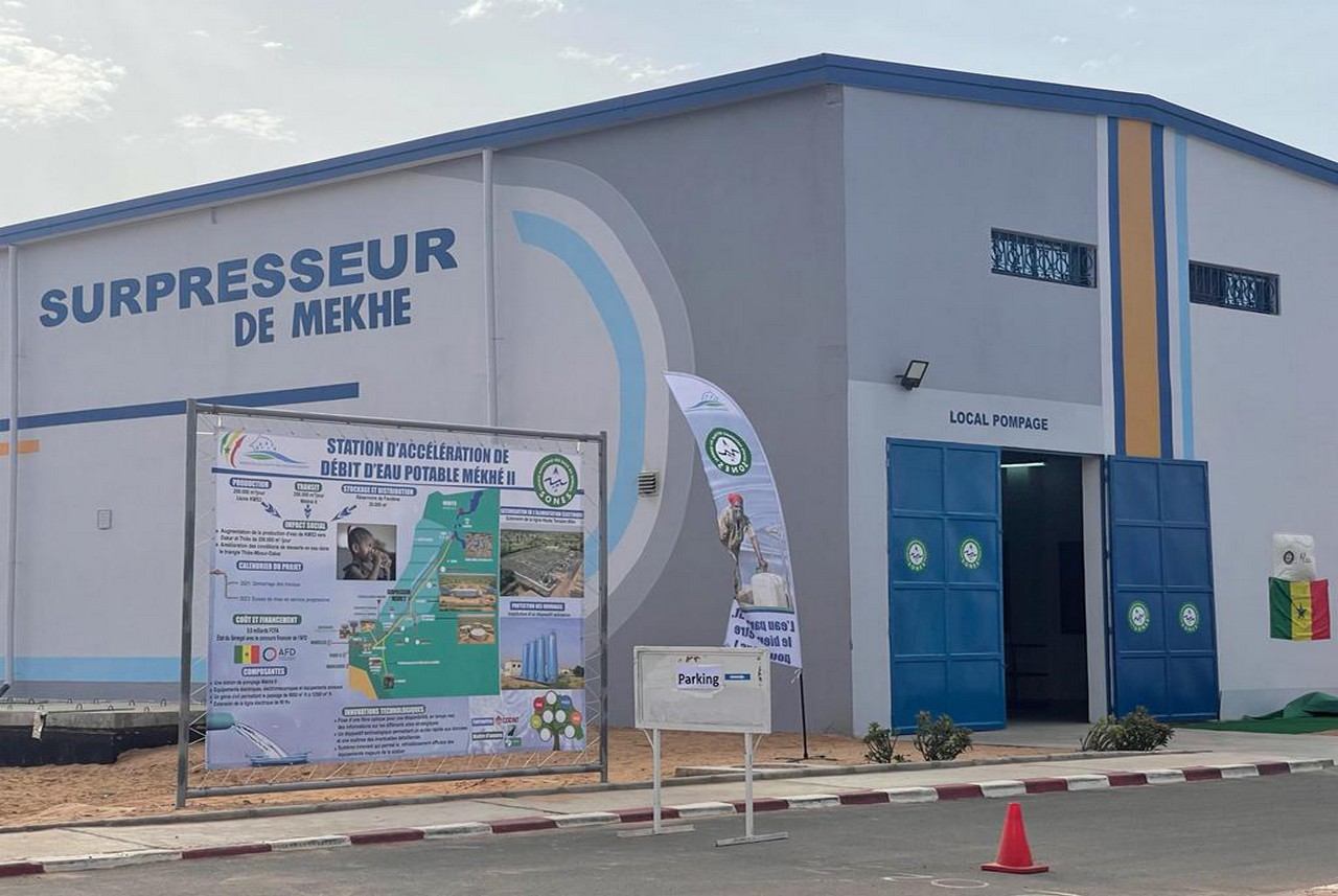 Façade du surpresseur de Mékhé et panneau du projet